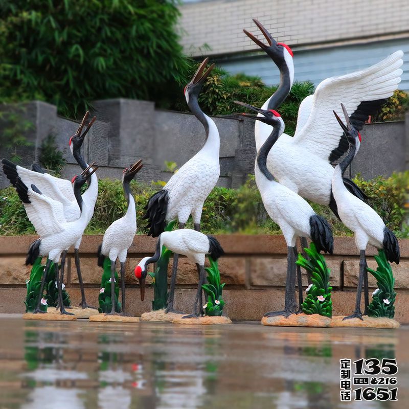 公園玻璃鋼彩繪成群結隊的仙鶴雕塑