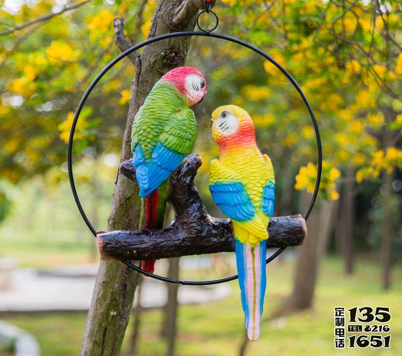 動物園樹上休息的玻璃鋼仿真鸚鵡雕塑