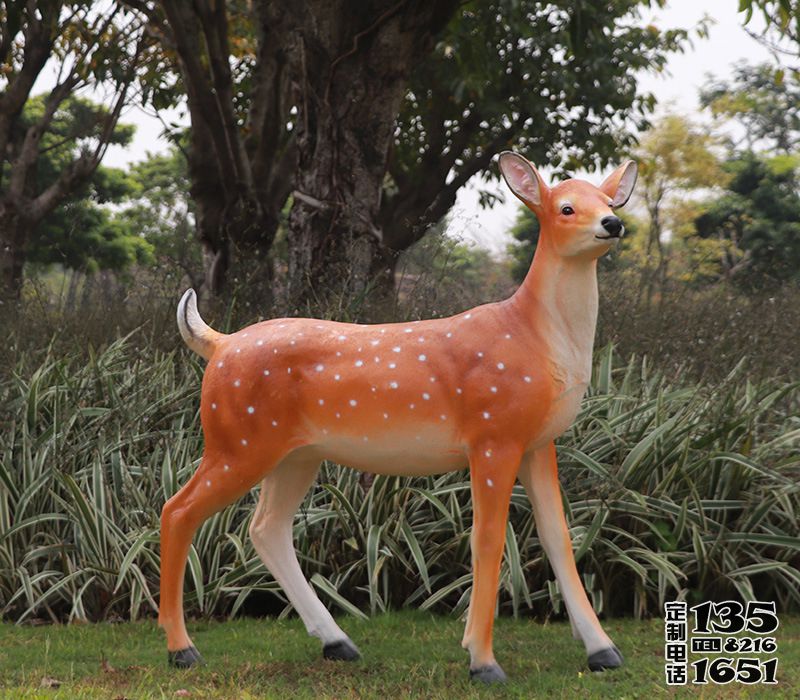 公園草坪上一只漂亮的玻璃鋼仿真鹿雕塑